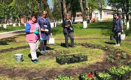 Висаджують квіти та дерева, прибирають: як громади на Красноградщині піклуються про свою територію