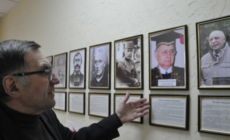На Чортківщині створили галерею портретів видатних людей Білобожницької громади
