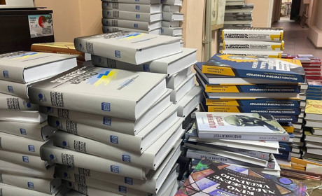 Покровська бібліотека стала книжковим хабом для громад Донеччини. Які книжки отримали