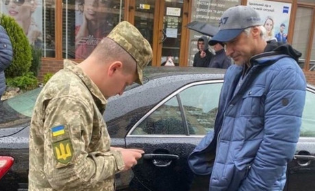 Чи можуть військовозобов’язаним вручати повістки через їх родичів: відповідь юриста