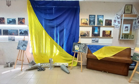«Пензлем про війну»: в Южноукраїнську відкрилася виставка первомайського художника
