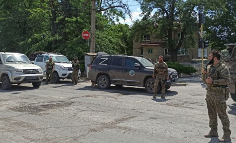 В окупованому Лисичанську неспокійно. Місцевим радять скаржитися у Москву на пияцтво окупантів