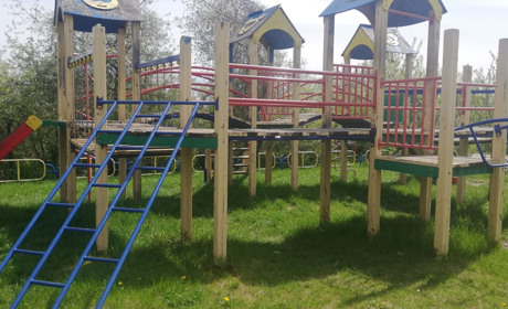 Аварійний дитячий майданчик на Заводській у Тростянці: коли комунальники його відремонтують