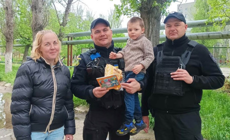 В Херсоні поліцейські передали гумдопомогу від благодійників дітям з “Острову”