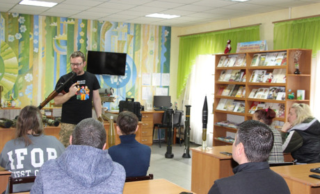 У Гадячі цивільні вчилися працювати із гранатометами та знищувати ворожу техніку