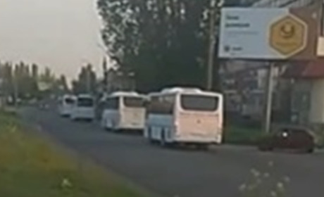 Окупанти евакуюють цивільних до Бердянська, щоб прикрити ними свої війська