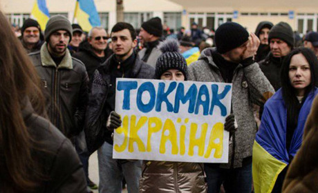 Погрози окупантів та черги на АЗС. Як проходить евакуація з Токмака