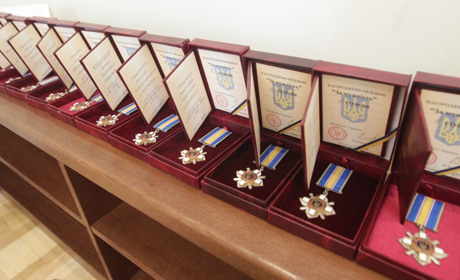 У Чернігові родинам загиблих військових передали нагороди. Кого нагородили орденами За мужність