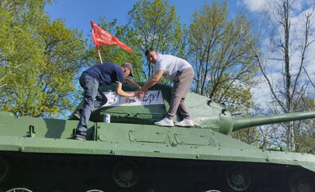 В традиціях “совка” окупанти “відтюнінгували” танк у Нижніх Сірогозах