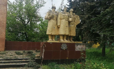 У Гуляйполі на День перемоги російські обстріли зруйнували меморіал воїнам Другої світової війни