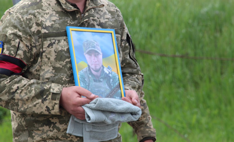 «Я приїду додому навесні»: у Броварках попрощалися із загиблим воїном Олександром Тихоненком