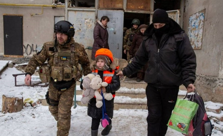 Фотографія порятунку дівчинки під обстрілами в Бахмуті потрапила на марку Укрпошти