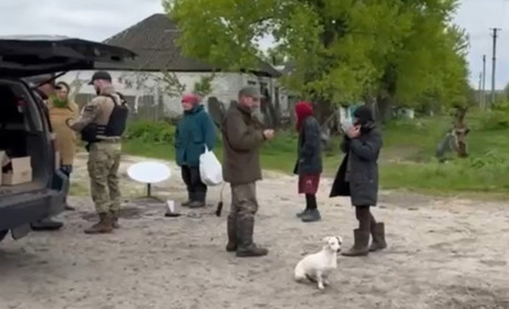 Хліб та будівельні матеріали. У деокуповані селища Луганщини поліцейські доставили допомогу