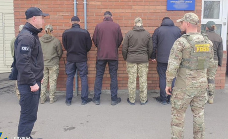 За 7 тисяч $: прикордонники з Одещини підроблювали документи військовозобов’язаним, їх затримали