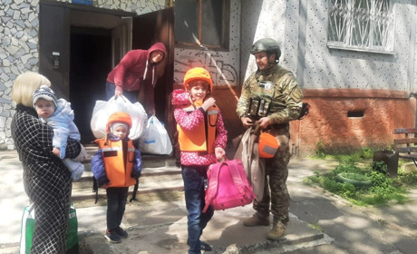 Ювенальна поліція Херсонської області евакуює дітей із зони активних бойових дій до безпечних місць