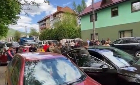 Рахівчани масштабно протестують проти керівника місцевого лісгоспу: що сталося