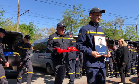 Із шістьма вбитими росіянами херсонськими саперами попрощалися в Миколаєві