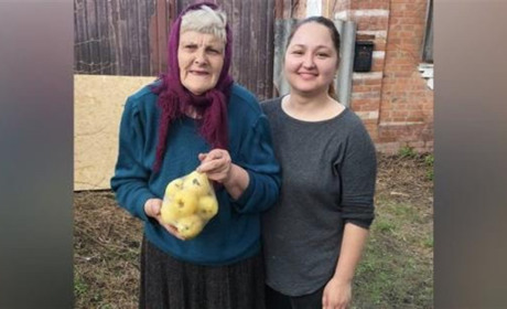 Як 68-річна баба Валя з Липців перетворилася на Святого Миколая і власноруч ремонтує дорогу