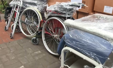 Благодійники надали вісім інвалідних візків для мешканців Тростянеччини: хто їх отримав