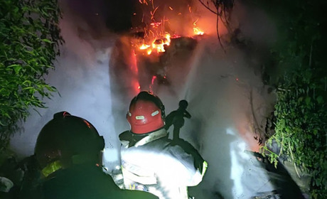 Горів бдинок неподалік центру Кагарлика