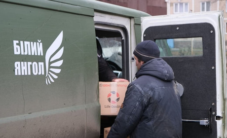 Автомобіль евакуаційного підрозділу "Білий янгол" потрапив під обстріл на Донеччині, є поранені