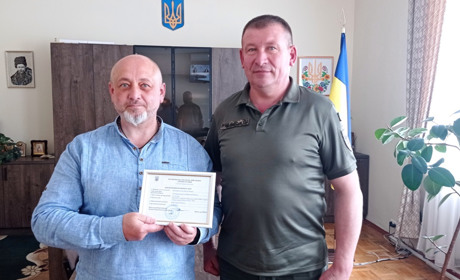 Ніжинський фотохудожник отримав посвідчення волонтера