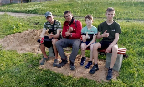 Активісти у Мирному облаштовують нове місце для дозвілля: у парку висадили дерева, встановили лавки