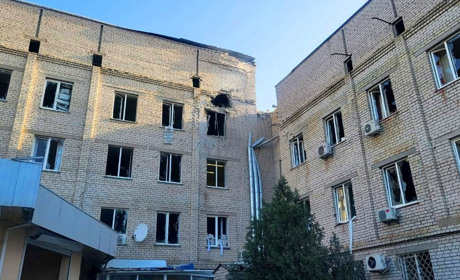 Ворожі обстріли на Херсонщині: зруйновані будинки, пошкоджена лікарня, підприємство та АЗС