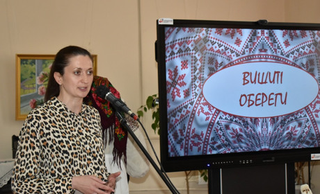 В Конотопі відкрили виставку вишиванок «Вишиті обереги». Де можна її подивитися