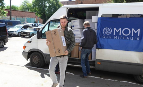 Гуманітарні штаби Луганщини продовжують допомагати переселенцям. Що видають в хабах громад