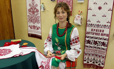 Червоно-чорна кольорова гамма та рослинні малюнки: які мотиви притаманні вишиванкам Тростянеччини