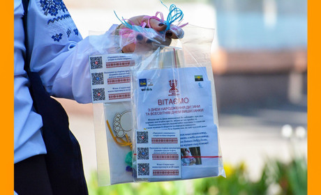 Вишиванки для немовлят: патріотичні подарунки від волонтерів в пологовому в Кагарлику