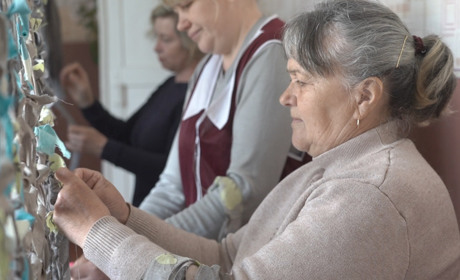 Плетуть сітки, збирають смаколики, одяг, ліки: як у Кам’янській школі допомагають військовим