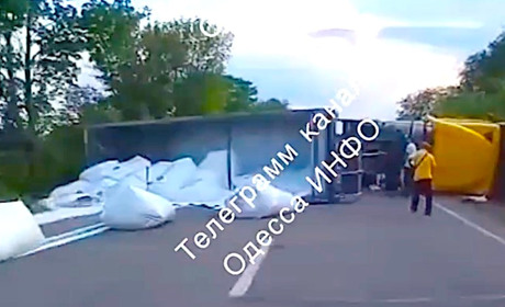 Трасса Одесса-Измаил перекрыта наглухо из-за жесткого ДТП фуры с двумя легковыми авто (видео)