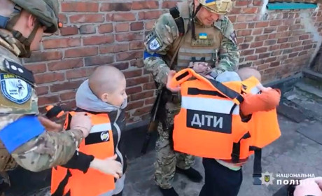 Дев'ятирічних близнюків евакуювали "Білі Янголи" з-під Авдіївки