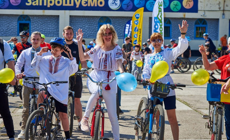 У Жовтих Водах відбувся велопробіг у вишиванках: відео