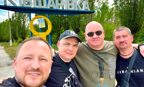 Євген Кошовий був на малій батьківщині: що передав землякам і військовим