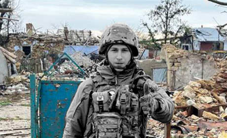 Повернувся в Україну, щоб захищати батьківщину: на Гадяччині провели в останню путь Дениса Ломова