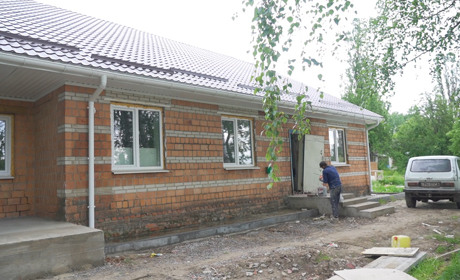 У Центрі ВПО в Солдатському завершується ремонт: туди приїхали перші переселенці з Великої Писарівки