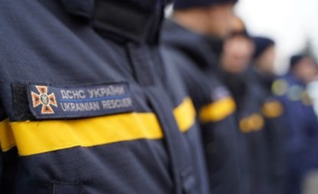 В Южному рятувальники зняли дитину з багатоповерхівки