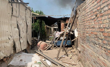 По Нікополю з важкої артилерії: російські окупанти двічі за день гатили по мирному місту