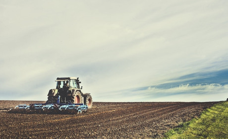 Аграріям Хмельниччини заборонили працювати в полі під час повітряної тривоги