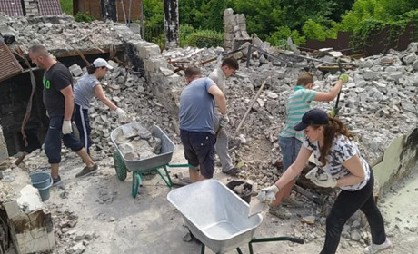 Бо можемо. На Чернігівщині добровольці допомагають місцевим відновлювати пошкоджене росіянами житло