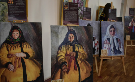 «Ми хотіли зацікавити молодь українським мистецтвом». У Конотопі відкрилася унікальна виставка