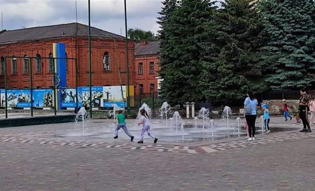 У Краснограді прибирають та ремонтують фонтан: коли його планують увімкнути