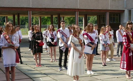 У Калуші золотими медалістами стали 27 випускників шкіл