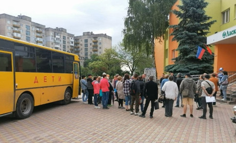 Примусова паспортизація. На Луганщині для оформлення "аусвайса РФ" людей звозять автобусами