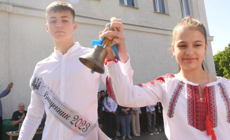 Останній дзвоник пролунав для 58 шосткинських гімназистів-випускників