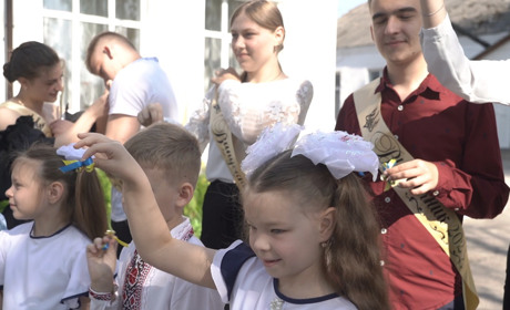 У третій школі Тростянця пролунав останній дзвоник. Фоторепортаж із шкільного свята