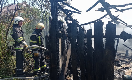У Мені згорів сарай. Господаря в цей час не було вдома.